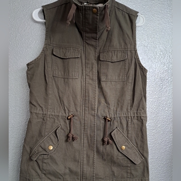 American Rag Olive Sleeveless Zip Up Vest - Picture 1 of 4
